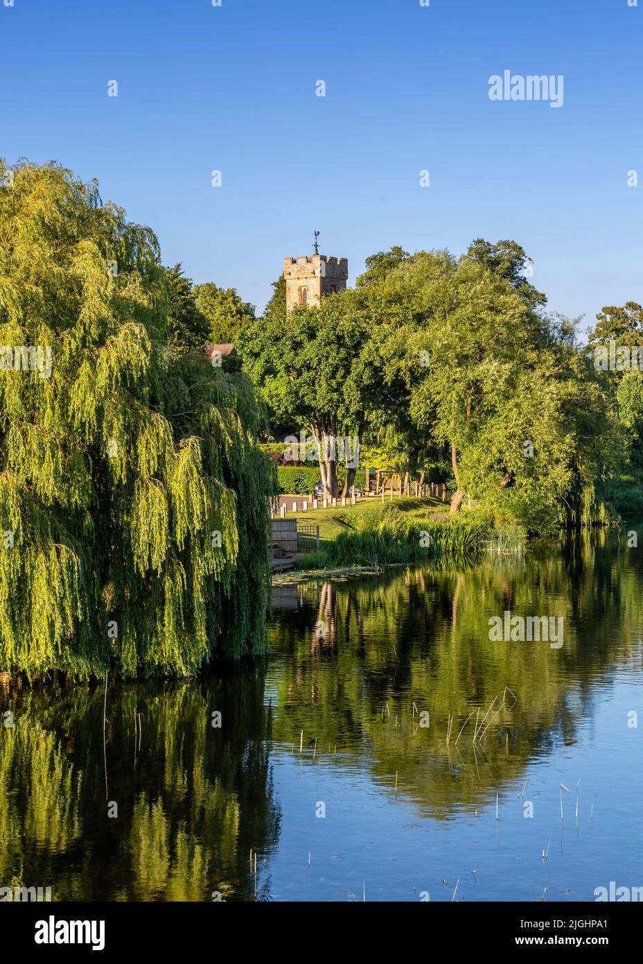 Riverside a Bidford on Avon in Warwickshire, Inghilterra in una giornata molto calda. Foto Stock