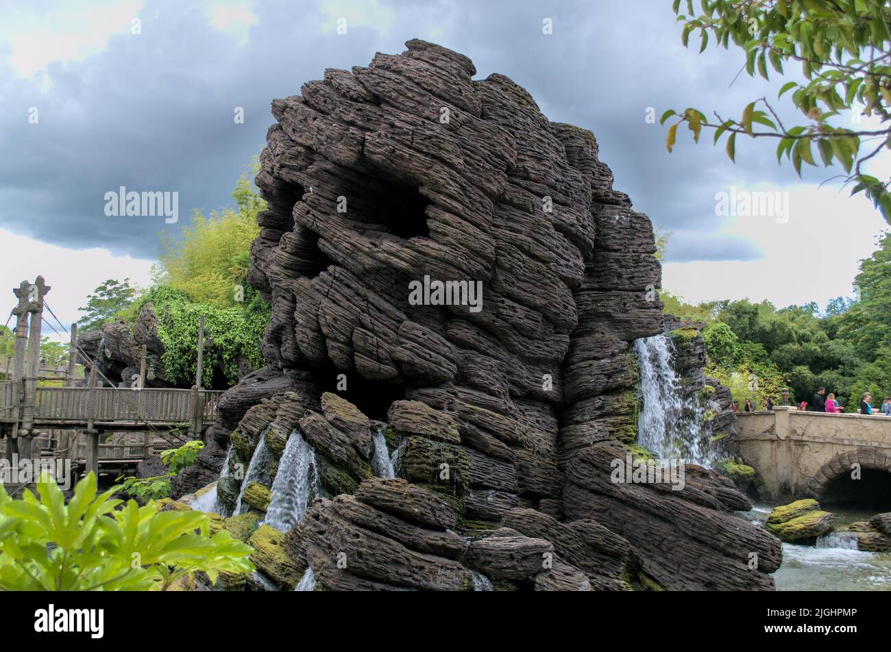 Cranio roccia in adventureland disneyland paris cascate e alberi Foto Stock