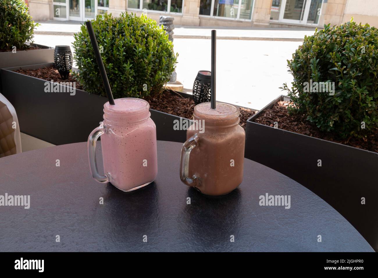 uno straberrie e un milshake al cioccolato su un tavolo Foto Stock