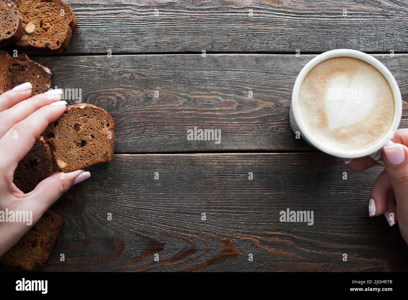 Mangiare pane di segale con caffè, copyspace, legno Foto Stock