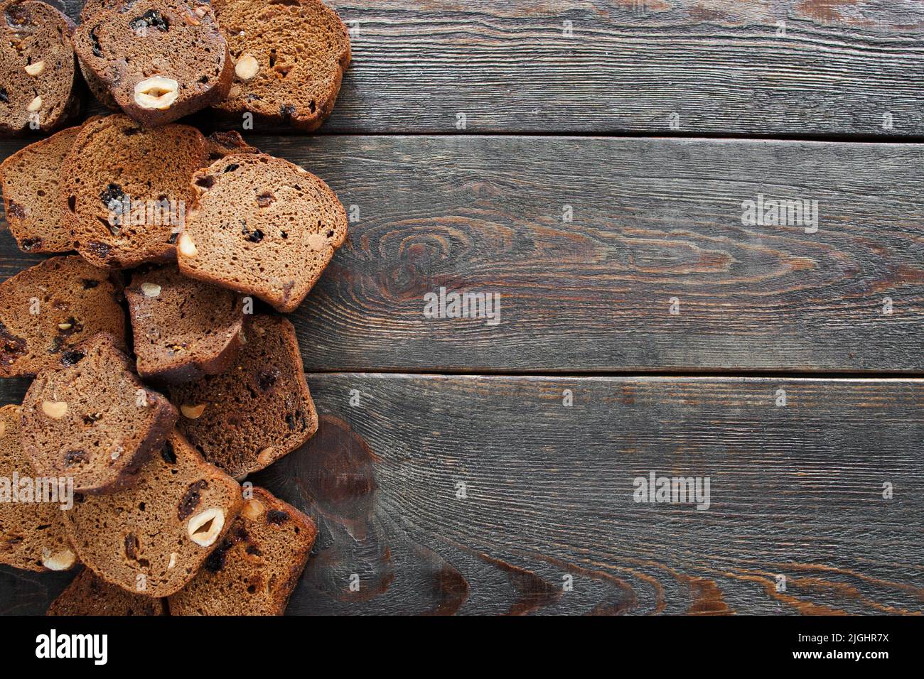 Mucchio di pane di segale su sfondo di legno, copyspace Foto Stock