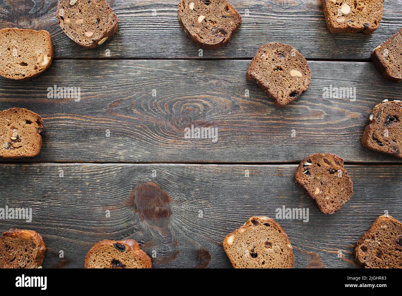 Pane di segale dolce su sfondo di legno, copyspace Foto Stock