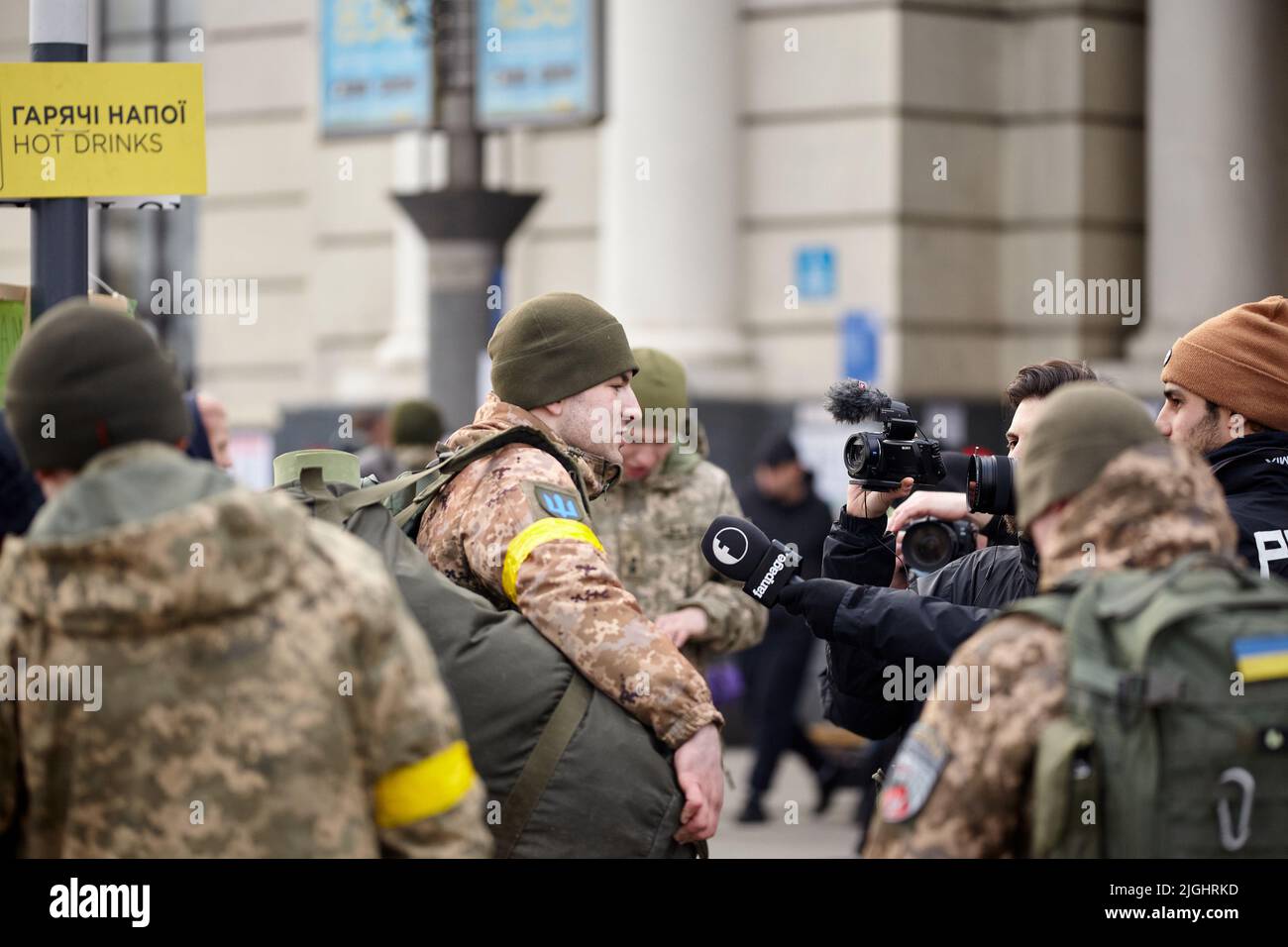 I soldati ucraini lasciano per unirsi allo sforzo bellico. Soldati ucraini con uniforme militare con bandiera e chevron raffigurante tridente. Foto Stock