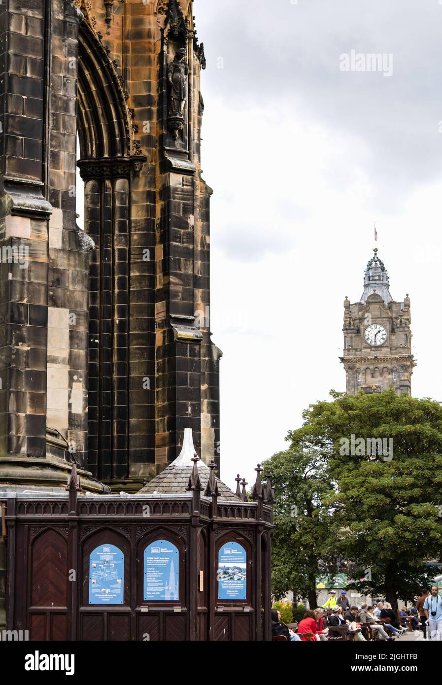 Monumento Scott e torre dell'orologio Edimburgo Scozia Foto Stock
