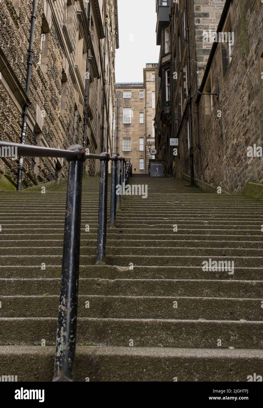Scale che salgono, edifici su entrambi i lati delle scale, non c'è gente Edimburgo Scozia Foto Stock