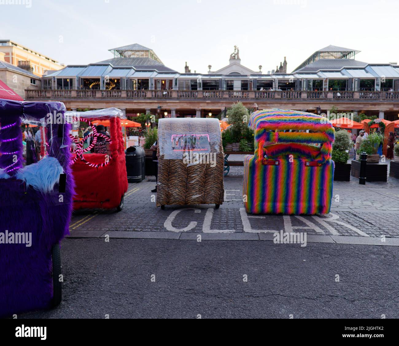 Londra, Grande Londra, Inghilterra, Giugno 15 2022: Convent Garden con pedicabs aka Bike Cabs aka Rickshaws aka trishaw. Foto Stock