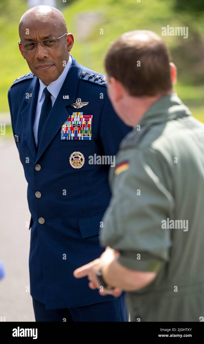 Laage, Germania. 11th luglio 2022. Charles Quinton Brown Jr. (L), generale degli Stati Uniti e capo di stato maggiore dell'aviazione militare degli Stati Uniti, parla con Joachim Kaschke, il commodore dello squadrone, durante la sua visita da Tactical Air Wing 73 CSteinhoffÈ. Credit: Monika Skolimowska/dpa/Alamy Live News Foto Stock