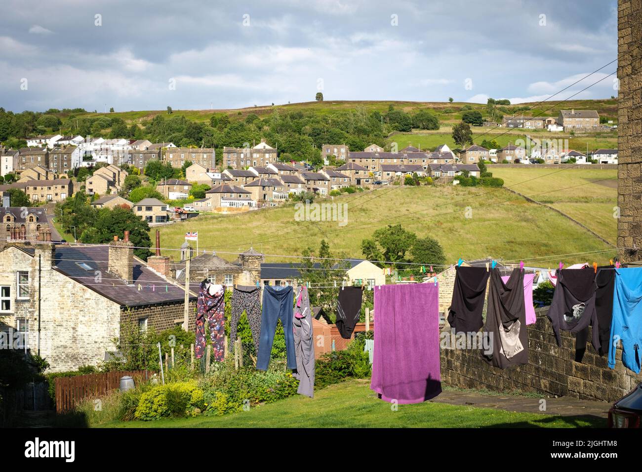 Haworth, West Yorkshire, Regno Unito. Lavaggio appeso per asciugare a Haworth. Foto Stock