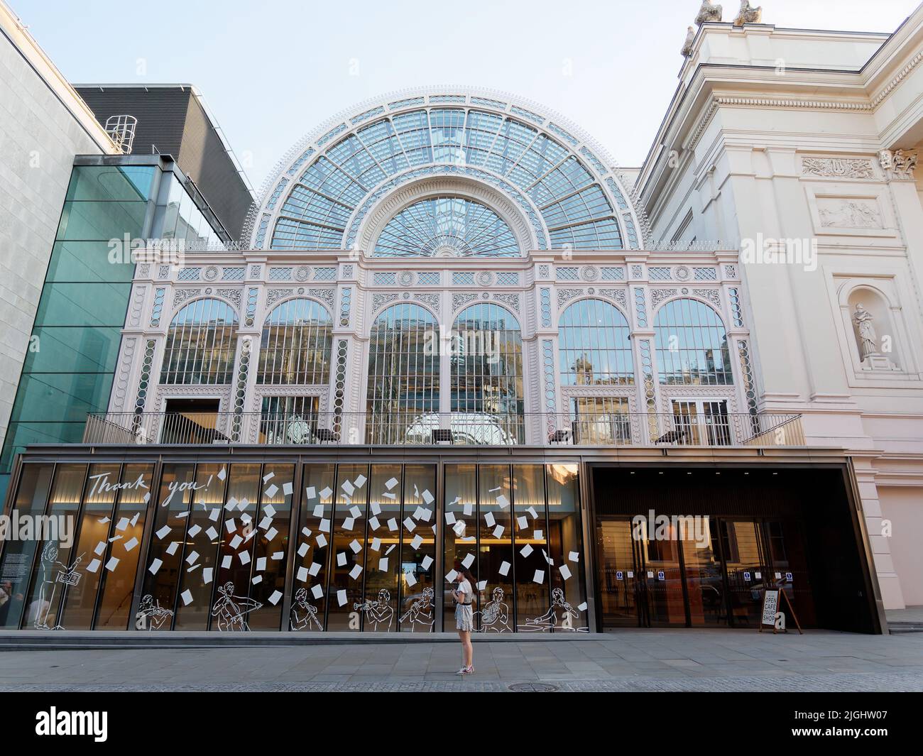 Londra, Greater London, Inghilterra, giugno 15 2022: Lady si trova fuori dall'ingresso della Royal Opera House nell'area del Convent Garden. Foto Stock