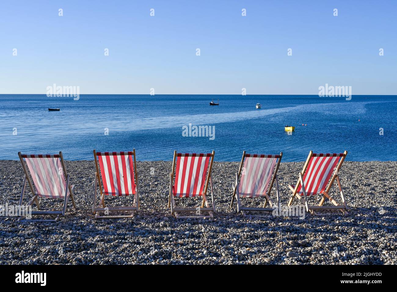 Sedie a sdraio Devon Beer la mattina presto in estate Foto Stock