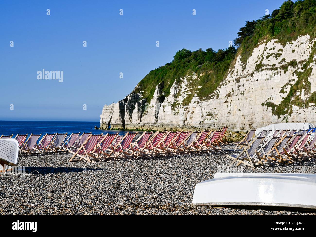 Sedie a sdraio e testa di birra Devon Beer Beach Foto Stock