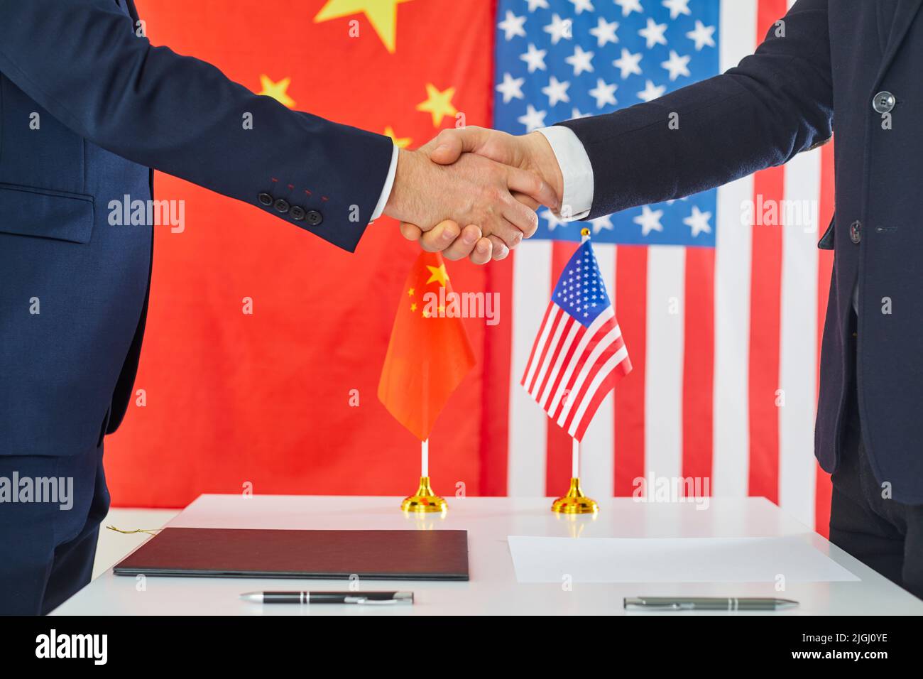 I negoziatori di Cina e Stati Uniti raggiungono un accordo commerciale, fanno affari e scambiano handshake Foto Stock