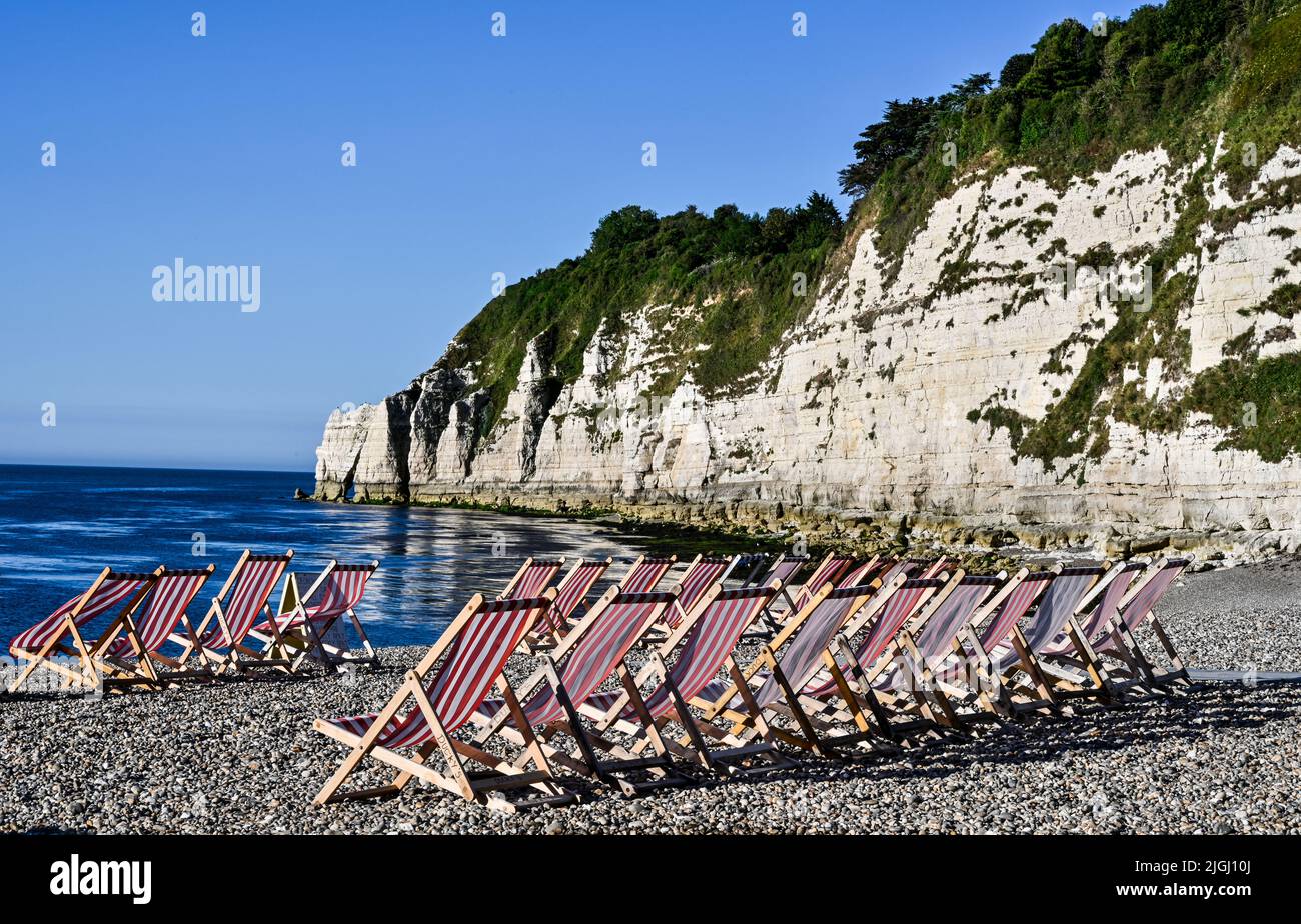 Sedie a sdraio e testa di birra Devon Beer Beach Foto Stock
