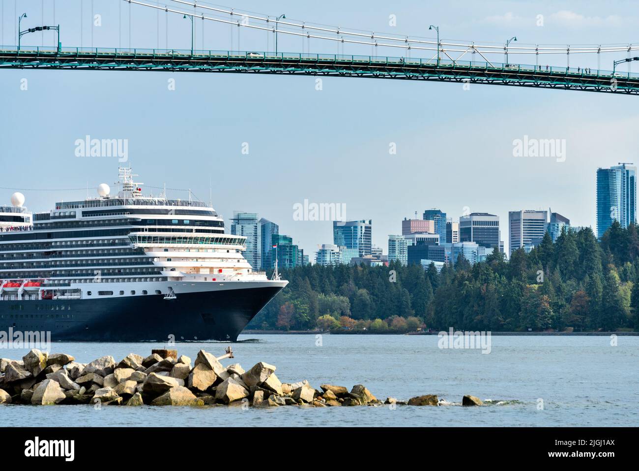 Enorme nave da crociera oceano che passa sotto il ponte Lion Gates a Vancouver, Canada Foto Stock