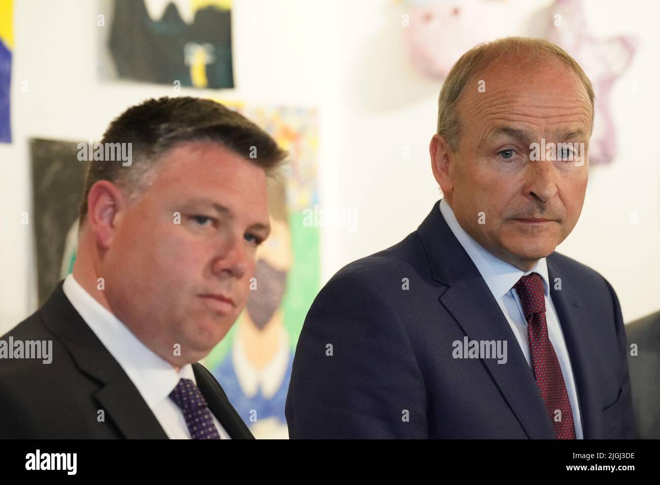 (Da sinistra a destra) Fianna Fail TD Paul McAuliffe e Taoiseach Micheal Martin durante una visita all'Axis Community Center di Ballymun, per discutere i benefici attesi dall'investimento di 2 milioni di euro nel programma Empowering Communities. Data foto: Lunedì 11 luglio 2022. Foto Stock