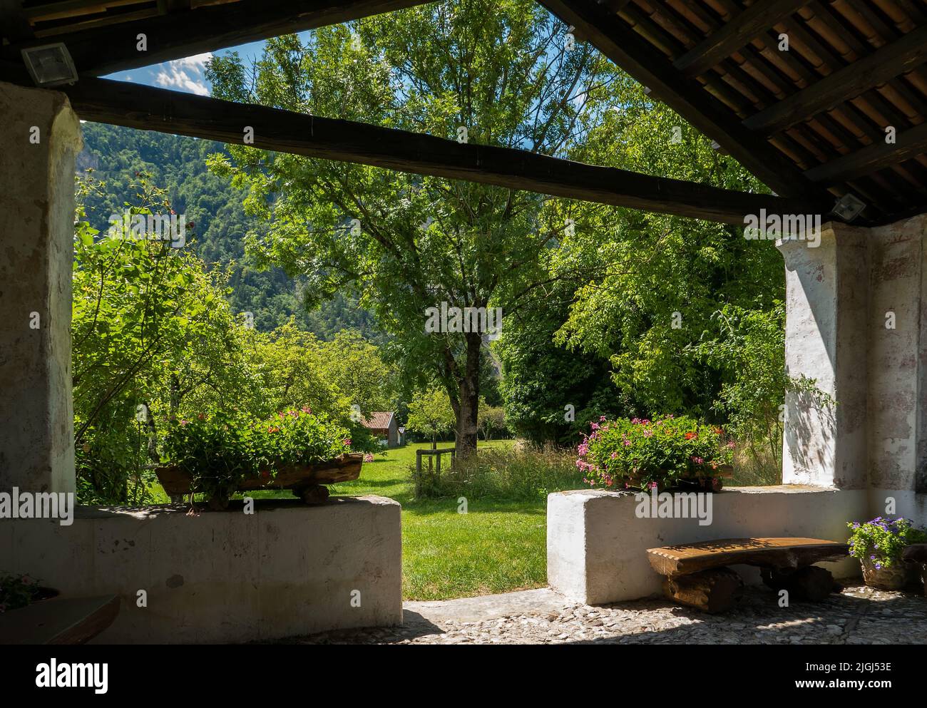 La splendida uscita verso la natura dell'antica chiesa dello Spirito Santo (15th sec.) nella città alpina italiana di Arta Terme Foto Stock