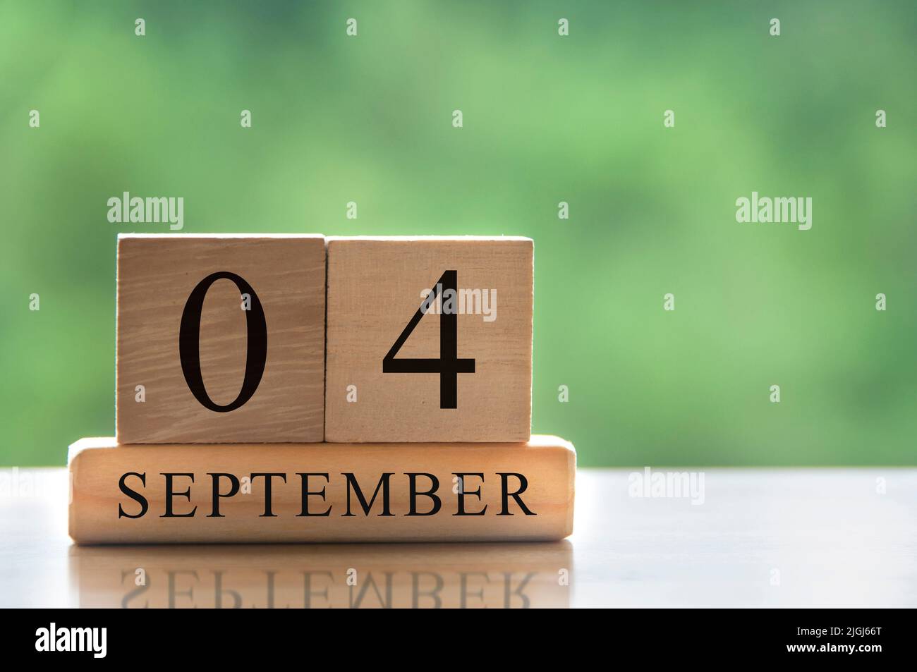 Settembre 4 calendario data testo su blocchi di legno con spazio di copia per idee o testo. Copiare il concetto di spazio e calendario Foto Stock