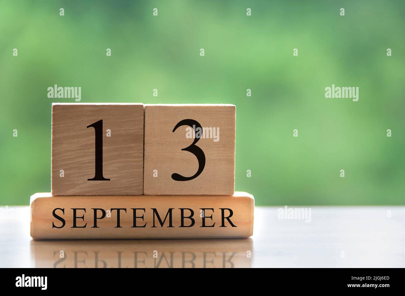 Settembre 13 calendario data testo su blocchi di legno con spazio di copia per idee o testo. Copiare il concetto di spazio e calendario Foto Stock