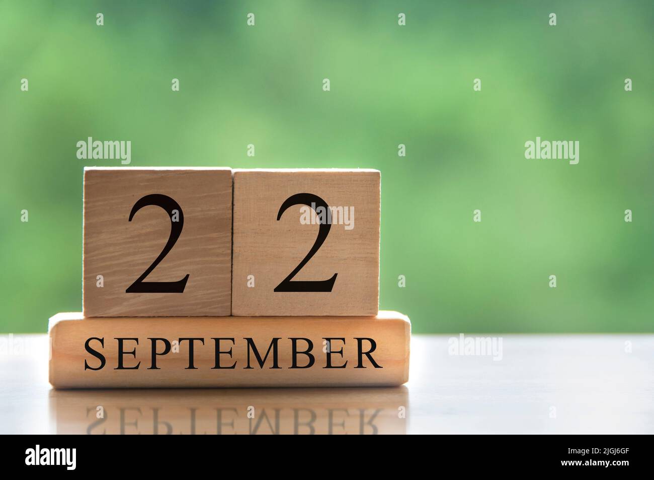 Settembre 22 calendario data testo su blocchi di legno con spazio di copia per idee o testo. Copiare il concetto di spazio e calendario Foto Stock