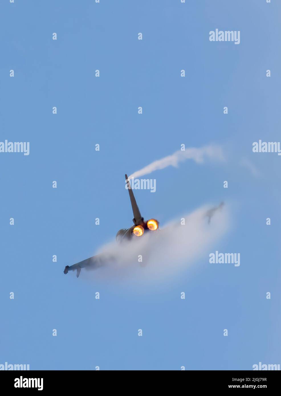 Un Royal Air Force Typhoon, noto anche come Eurofighter, che mette in mostra al Southport Airshow, Southport, Merseyside, Regno Unito Foto Stock