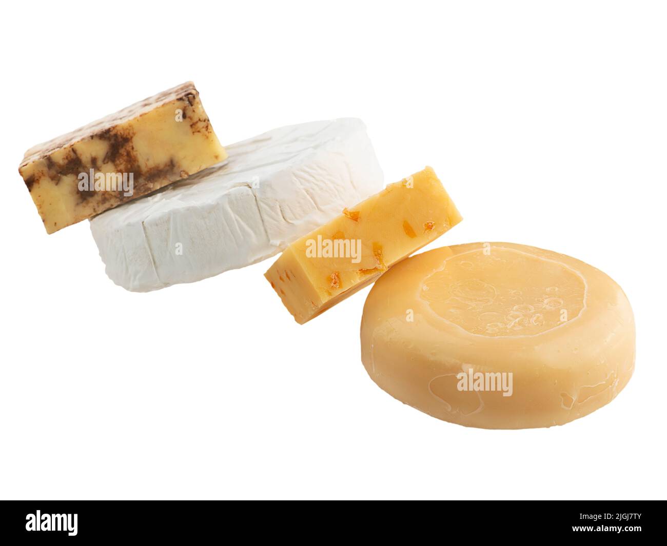 Assortimento di formaggi isolato su sfondo bianco Foto Stock