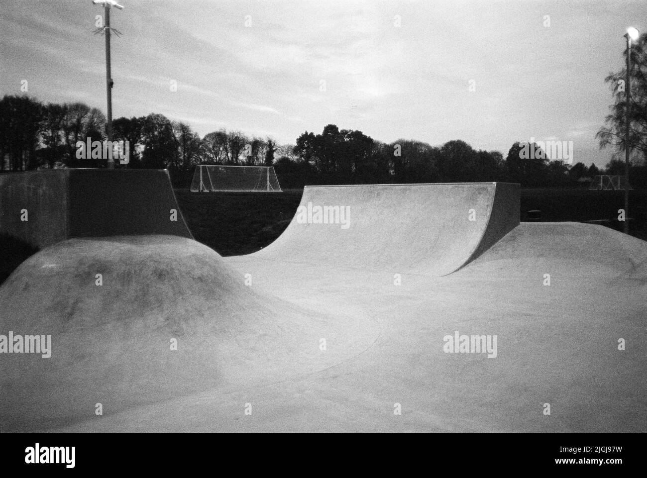 Alton Skate Park, campi da gioco Jubilee, Alton, Hampshire, Inghilterra, Regno Unito. Foto Stock