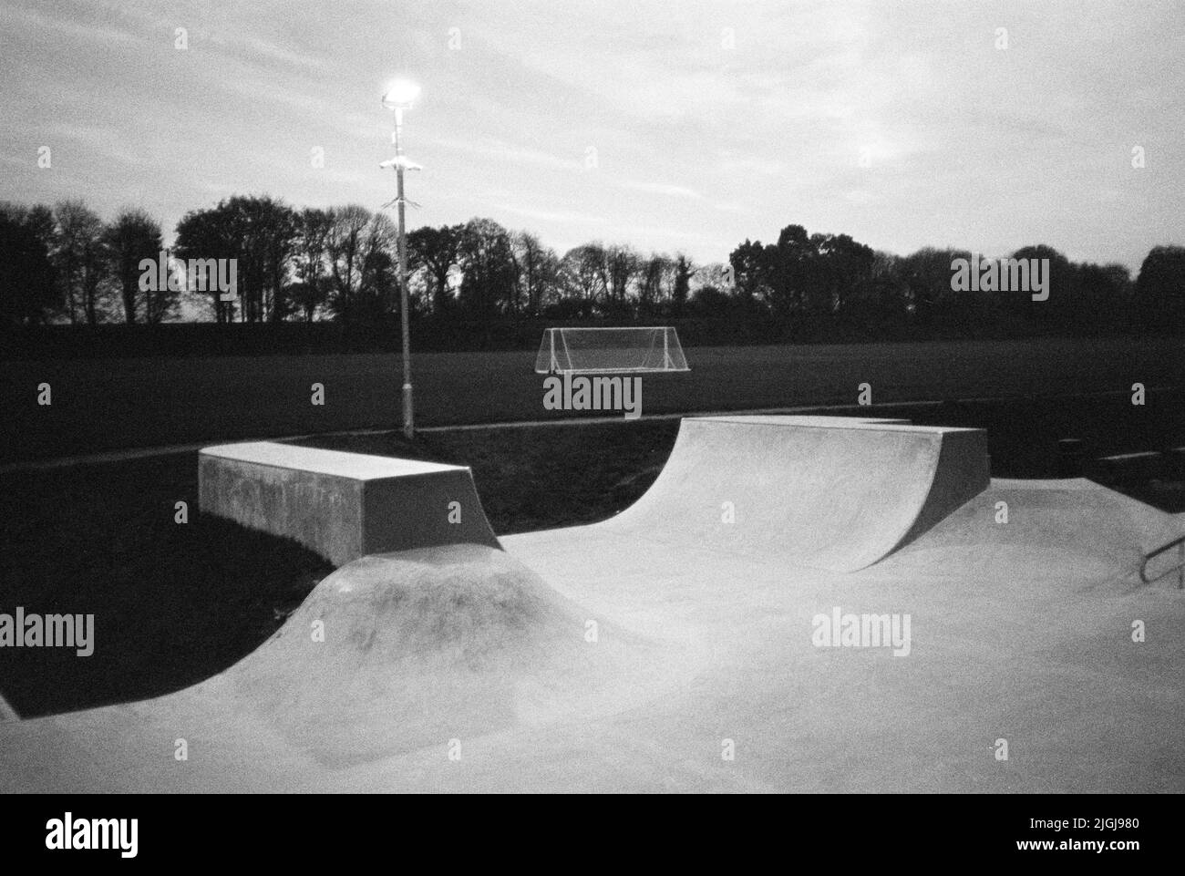 Alton Skate Park, campi da gioco Jubilee, Alton, Hampshire, Inghilterra, Regno Unito. Foto Stock