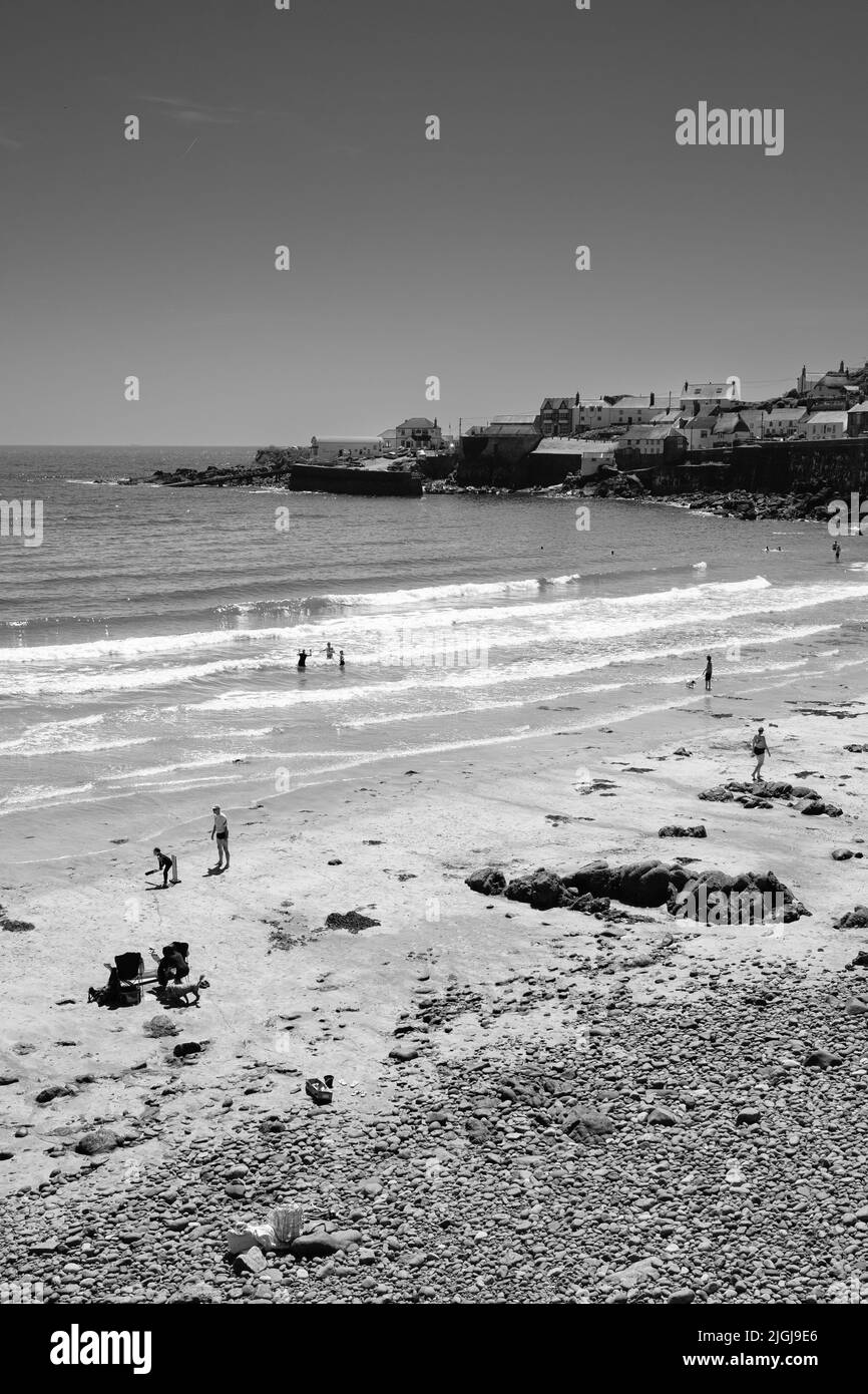 Vista sulla spiaggia di Coverack, Cornovaglia Foto Stock