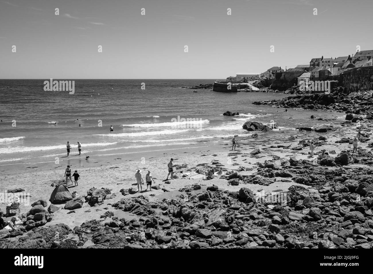 Vista sulla spiaggia di Coverack, Cornovaglia Foto Stock