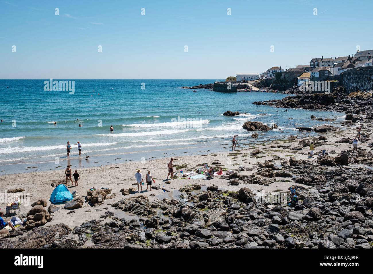 Vista sulla spiaggia di Coverack, Cornovaglia Foto Stock