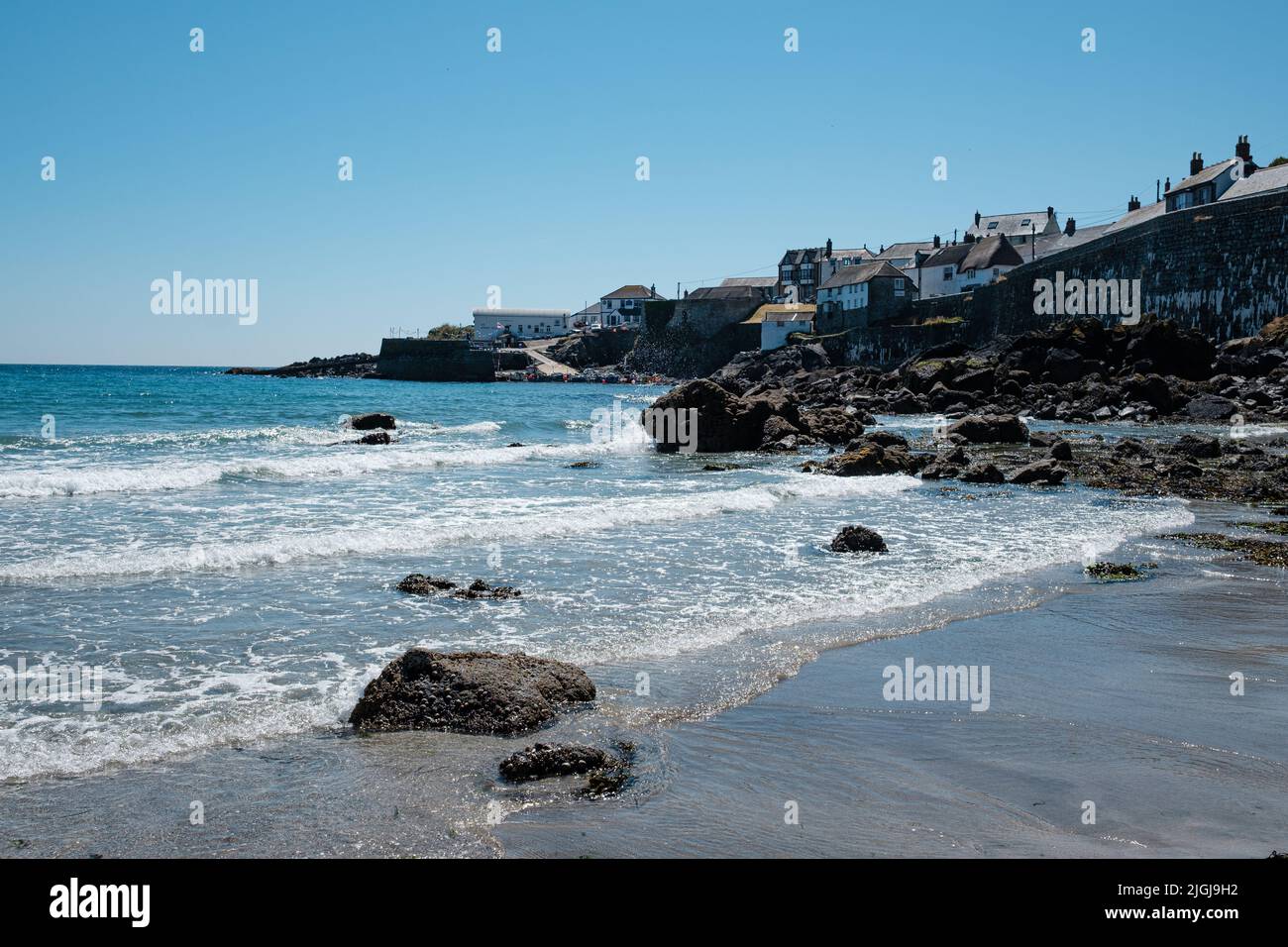 Vista sulla spiaggia di Coverack, Cornovaglia Foto Stock