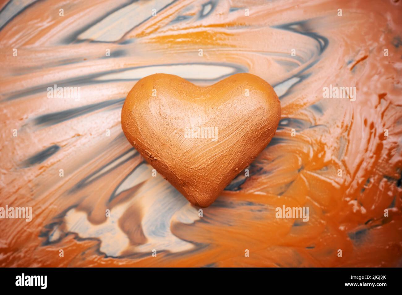 Cuore fatto di argilla del vasaio da vicino. Concetto di amore Foto Stock