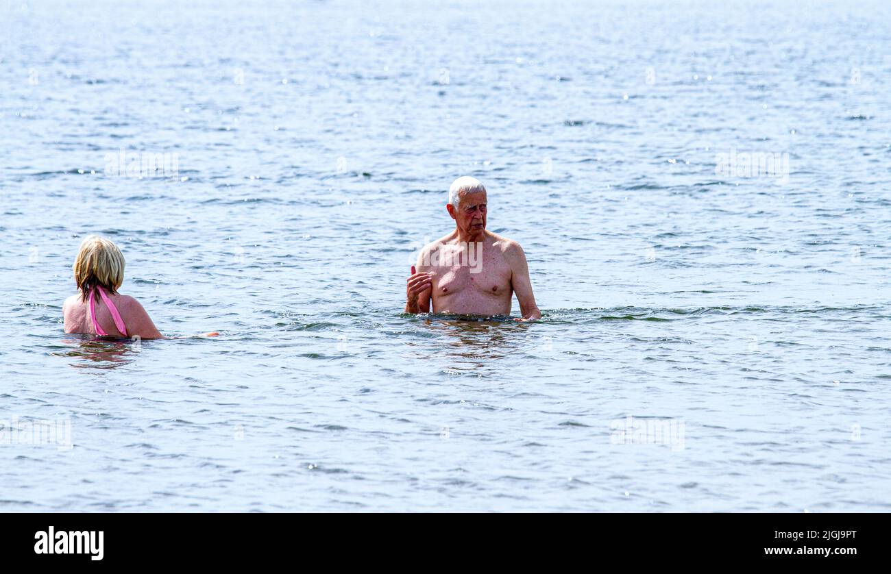 Dundee, Tayside, Scozia, Regno Unito. 11th luglio 2022. UK Meteo: La temperatura nel Nord-Est della Scozia ha raggiunto i 24°C. Il bel tempo estivo ha attirato gli amanti della spiaggia e del sole sulla spiaggia di Dundee Broughty Ferry per godersi il caldo sole di luglio. Credit: Dundee Photographics/Alamy Live News Foto Stock