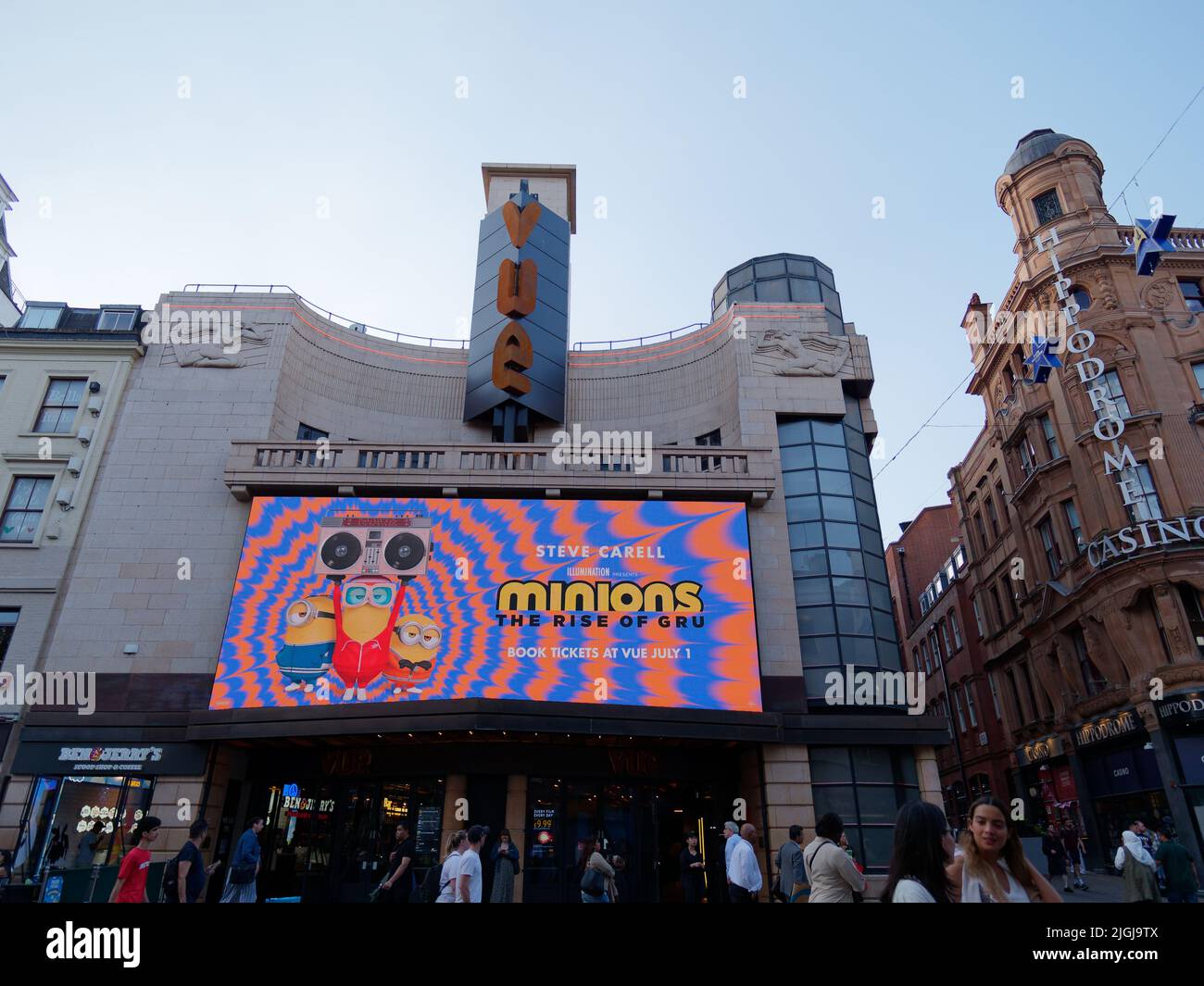 Londra, Greater London, Inghilterra, giugno 15 2022: Vue cinema in Leicester Square pubblicizza un film di Minions. Foto Stock