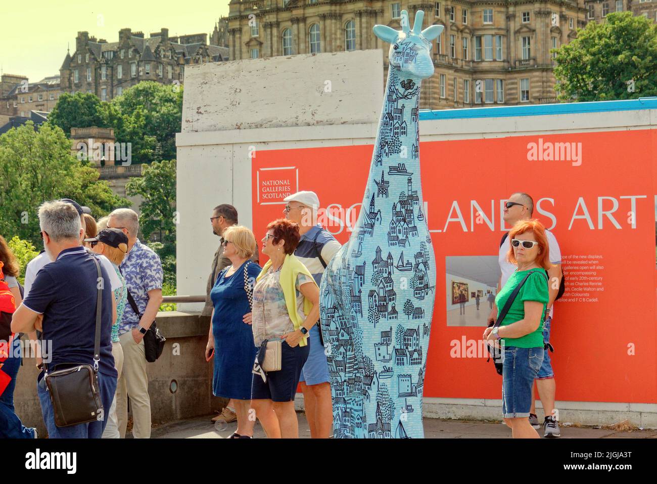 Edimburgo, Scozia, Regno Unito luglio 11th 2022. Tempo UK: Soleggiato come locali e turisti ha preso ai giardini di strada dei principi e strade locali per godersi il sole come un certo numero di statue giraffe ispirate all'arte sono trovati adornando il Pavements.Edinburgh Zoo, in collaborazione con produttori creativi Wild in Art, Presentare Giraffe About Town – il nostro grande evento di arte pubblica a Edimburgo quest'estate. . Credit Gerard Ferry/Alamy Live News Foto Stock