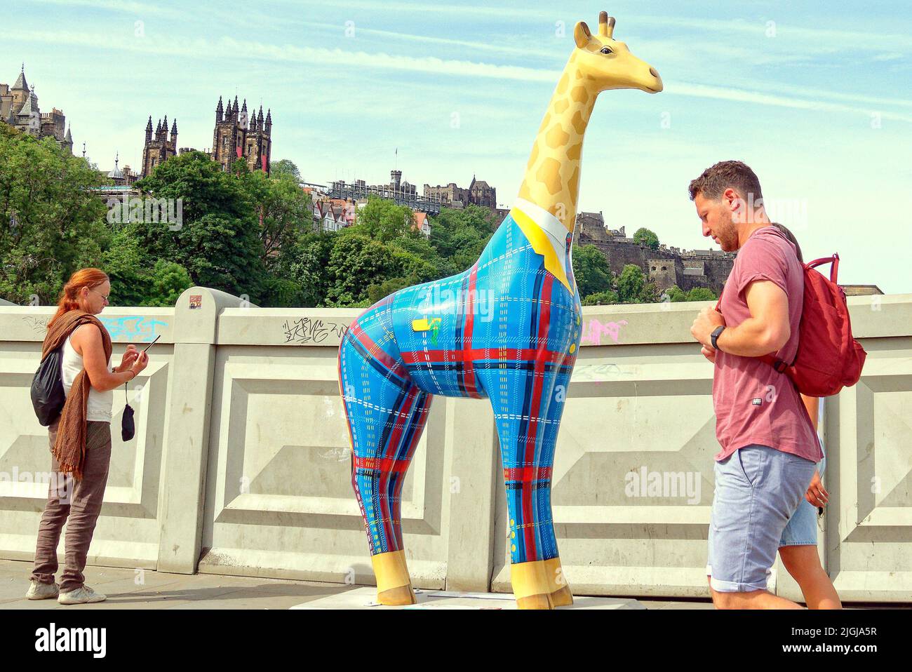 Edimburgo, Scozia, Regno Unito luglio 11th 2022. UK Meteo: Soleggiato come locali e turisti ha preso ai giardini di strada dei principi e strade locali per godere del sole come un certo numero di statue giraffe ispirate all'arte sono trovate adornando i marciapiedi..Zoo di Edinburgo, in collaborazione con produttori creativi Wild in Art, Presentare Giraffe About Town – il nostro grande evento di arte pubblica a Edimburgo quest'estate. Credit Gerard Ferry/Alamy Live News Foto Stock