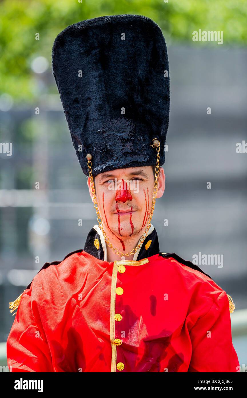 Londra, Regno Unito. 11th luglio 2022. Le “Guardie” si trascinano nel “sangue” prima del dibattito parlamentare sui bearskin, in cui i deputati discuteranno la sostituzione dei bearskin utilizzati per i berretti della Guardia della Regina con pelliccia sintetica. I manifestanti della PETA si sono formati sul Ponte di Westminster portando la lettura dei cartelli, “mod: End the Bloodbath for Bears”. La prima pelliccia di orso faux del mondo - creata da PETA e Faux furrier di lusso ECOPEL - che assomiglia e si esibisce esattamente come la pelle del bearskin. Credit: Guy Bell/Alamy Live News Foto Stock