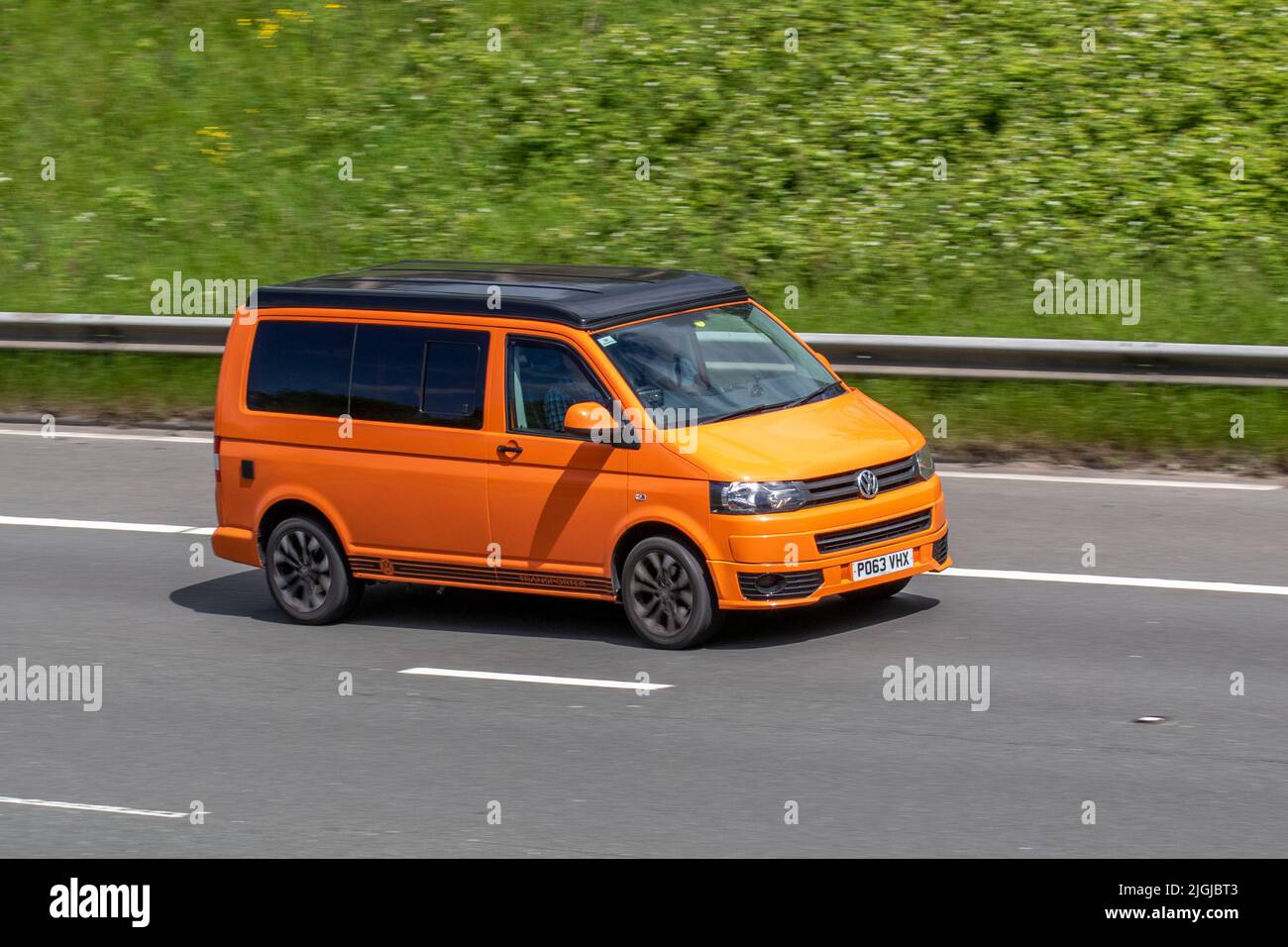 2013 Orange Ford Transit Custom 290 Sport window furgone, 2198cc diesel 6 velocità manuale; viaggiando sull'autostrada M61, Manchester, Regno Unito Foto Stock