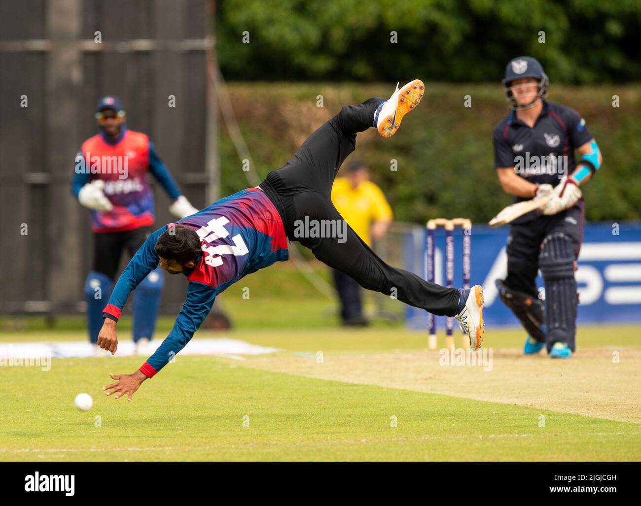 ICC Men's Cricket World Cup League 2 - Nepal v, Namibia. 10th luglio 2022. Il Nepal prende la Namibia nella ICC Men's Cricket World Cup League 2 a Cambusdoon, Ayr. PIC mostra: Grande tentativo di NepalÕs MD Artif Sheik, credito: Ian Jacobs/Alamy Live News Foto Stock