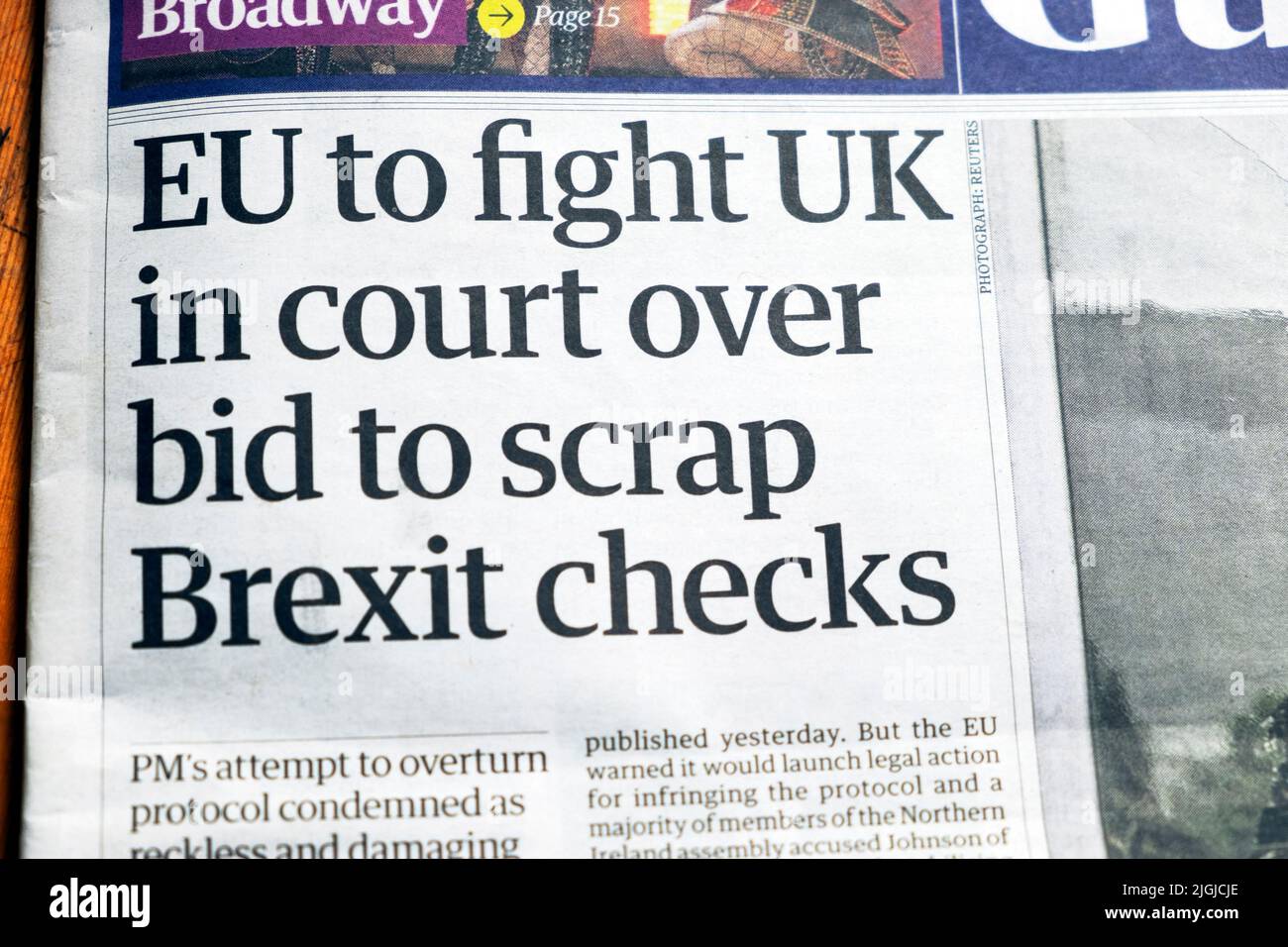 "L'UE combatterà il Regno Unito in tribunale per la richiesta di rottamare i controlli della Brexit" titolo del giornale Guardian pagina iniziale del protocollo dell'Irlanda del Nord 14 giugno 2022 Londra UK Foto Stock