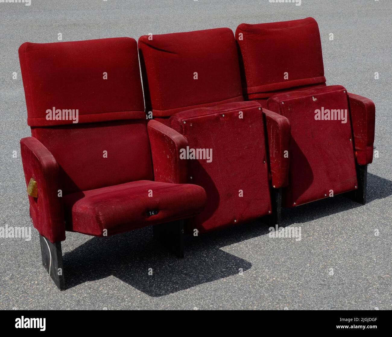 Sedia stol per cinema, 3 pezzi assemblati per parte di fila. Borgogna Manchester. Sedili pieghevoli, numerati in loco in prima linea 14, 15 e 16. Un timpano con segno metallico con la fila numero 3. Gli schienali sono stati insegnati rivestimenti in schiuma con 'superficie tessile' di borgogna. Soleggiato e indossato. Durante gli anni 1980-1992. Probabilmente riusò da un altro cinema Sandrew.Sandrew prese il controllo del salone cinematografico dal cinema imperiale, che fu gestito tra gli anni 1917-1979. Dopo Sandrew 1 2 3, il cinema è stato gestito da Skandia 1 2 3 4 negli anni 1992-2009. All'acquisizione, il museo ha ricevuto 4 sedie ma sedia Foto Stock