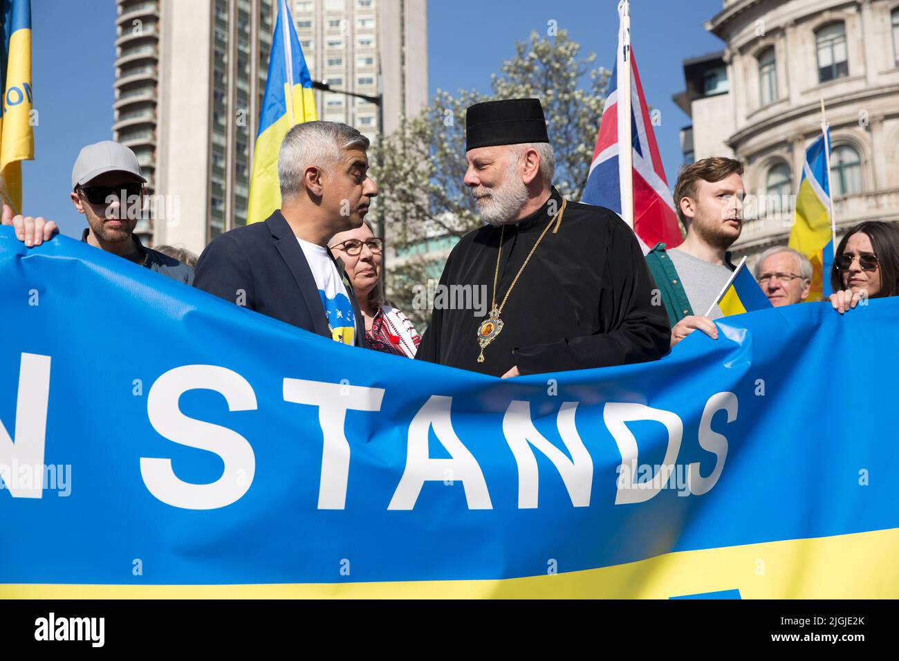 Il sindaco di Londra Sadiq Khan, al centro a sinistra, è visto come la gente si riunisce durante la marcia “London Stands with Ukraine” a Londra. Foto Stock