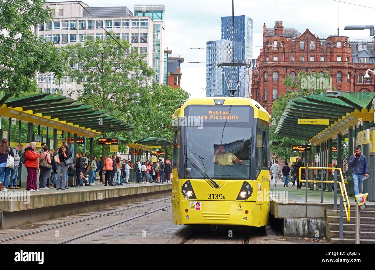 Ashton-under-Lyne via Piccadilly Manchester Metrolink tram 3139 , a St Peters Square Manchester, Inghilterra, Regno Unito Foto Stock