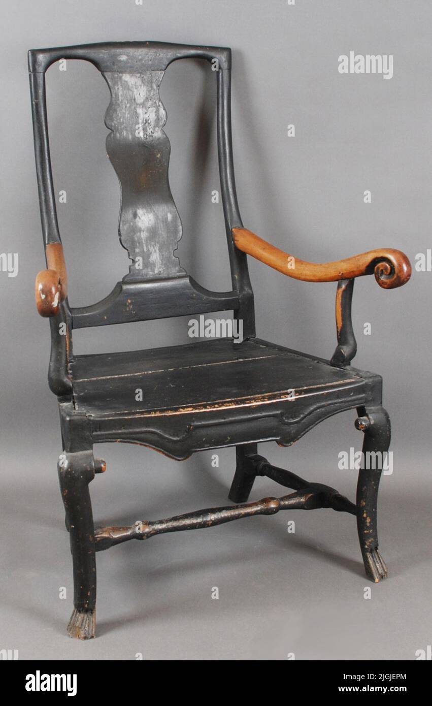 Poltrona in legno Karmstol, verniciata in nero. Parte posteriore alta e forata con rondella a balaustra. Braccioli (non verniciati) con un appoggio di voto poggiato sulle timbrature anteriori. Seduta a forma di trapetto con taglio in avanti simile ad una spazzola da braccio, cosiddetta. Arbaléte. Rimozione delle gambe posteriori e delle gambe anteriori a forma di S con piedini scanalati. Sulla parte superiore delle gambe anteriori un piccolo germoglio. Scatole laterali torniti e barre trasversali. L'Arbaléte formò l'imbracatura anteriore, il vassoio posteriore a forma di balaustro e i piedi scanalati sono tutti caratteristiche delle tradizioni senbarocche (1720-1750) in Svezia. (Litt: Söderström, Rose-Marie 'Shydsvenska mobili carpenter' 2003) Foto Stock