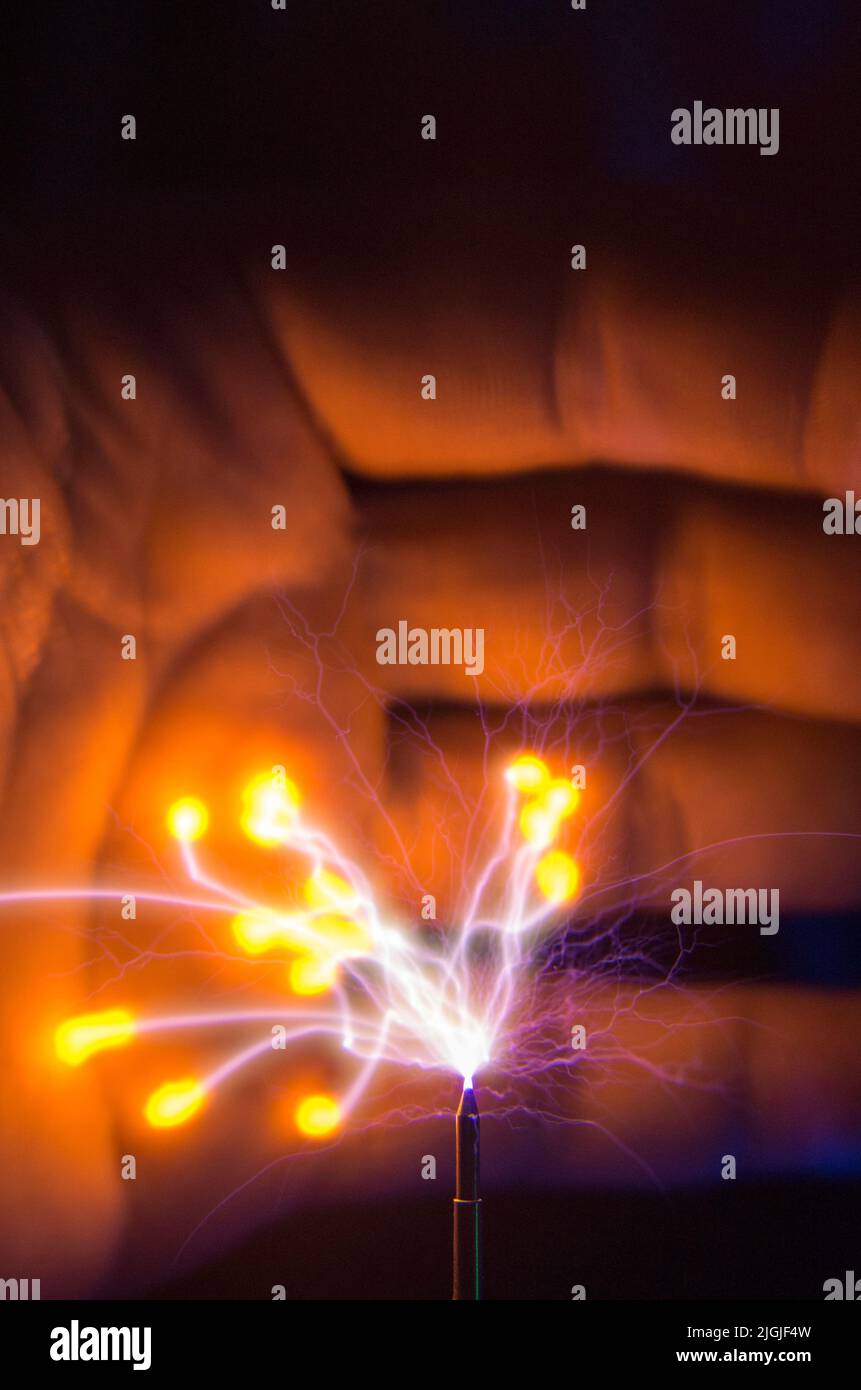 Fulmine da una bobina Tesla. Foto Stock