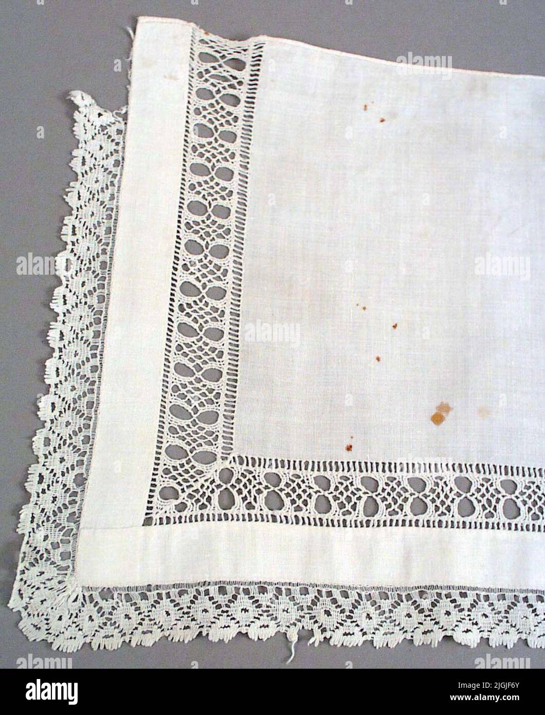 Colletto Krage con ricamo bianco. punto foro largo 270 mm. orlo largo 20 mm. mantello largo 20 mm, realizzato a macchina sul bordo. Apparteneva: Maria Larsson, Boahaga a Kallinge. Foto Stock