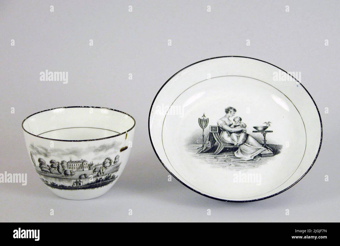 Tazza Tekopp Teac con barili in porcellana d'osso. Decorazioni stampate in nero. Motivi sul barile: Donna che alimenta il bambino. Motivo sulla tazza: Architettura del castello con tre figure. Lavandino. Dimensioni della canna: H 40, Diam 160 mm. Regalo 1933 della sig.ra Oscara Ulner, Karlshamn Foto Stock