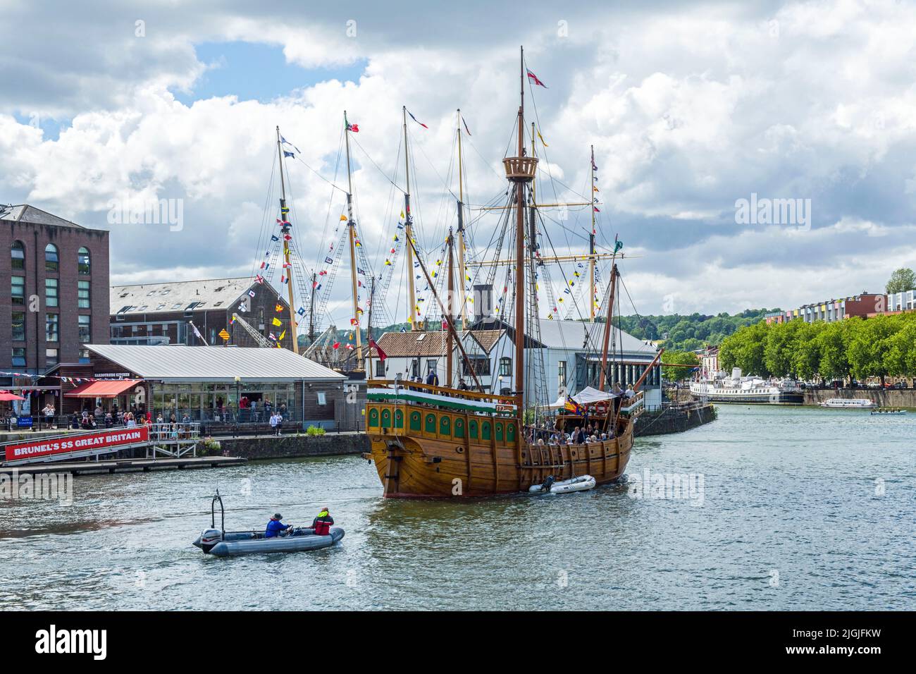 Il Matthew, una barca a vela in legno, che si dirige verso il porto galleggiante di Bristol nel giugno 2022 Foto Stock