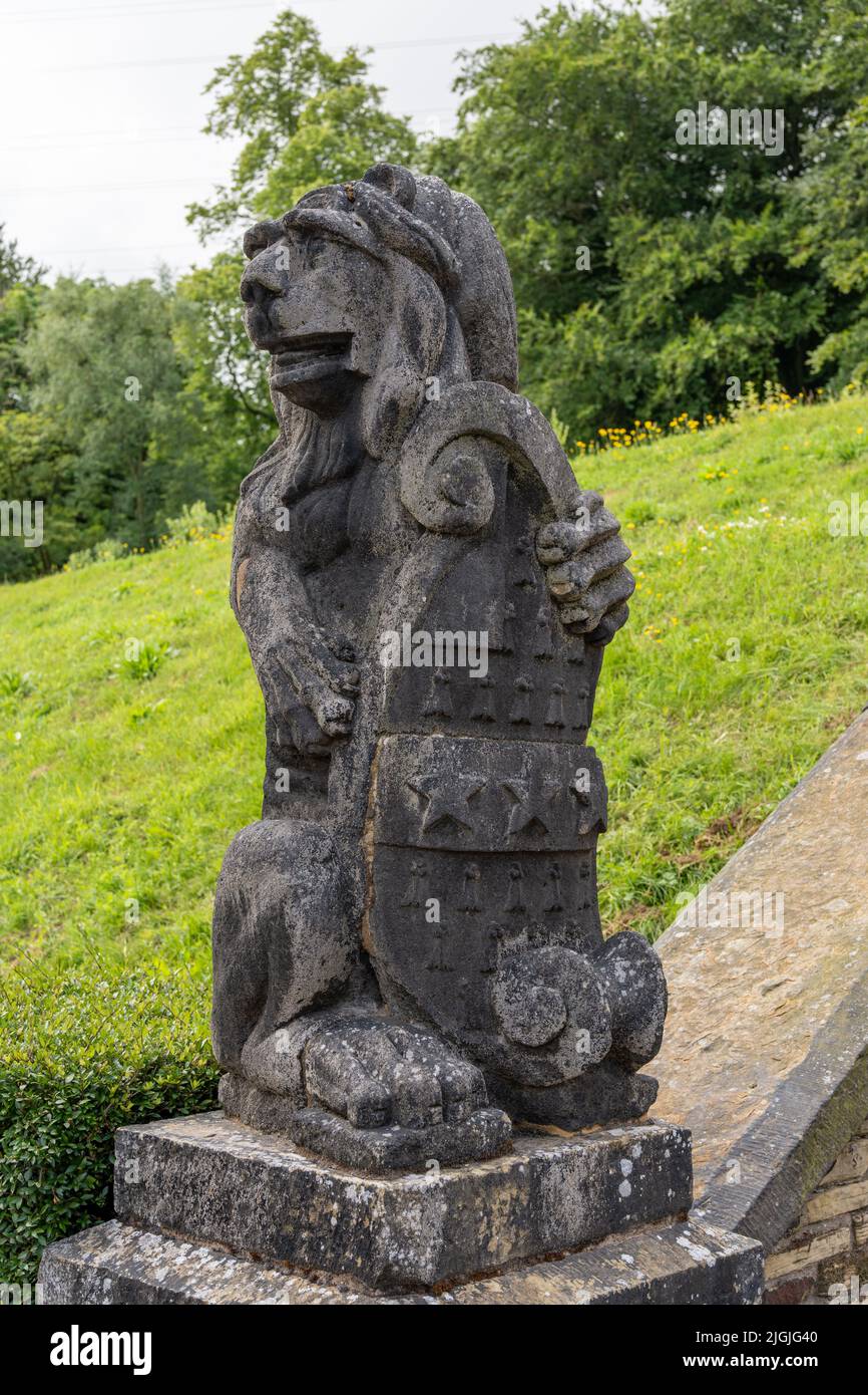 The Lister Lion, presso Shibden Hall, Halifax, Regno Unito. Questa statua di leone di pietra con lo stemma della famiglia Lister fu creata per Anne Lister nel 1830s. Foto Stock