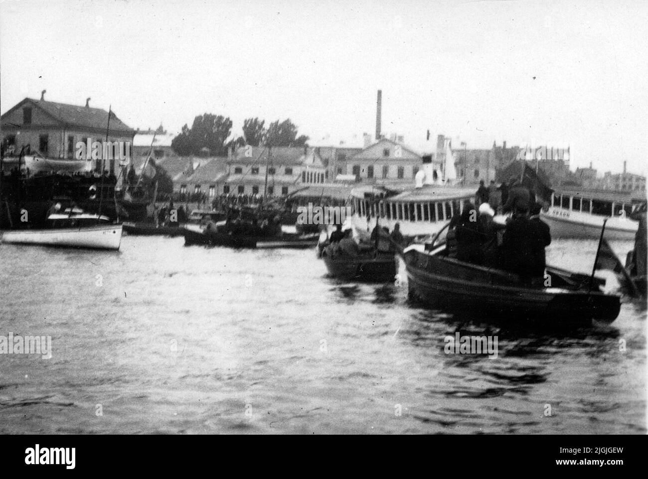 Il cannonboat Svensksund (più a sinistra) arriva a Karlskrona il 30 settembre 1930. A bordo si trovano i resti dei tre pollatori Salomon August Andrée, Knut Fraenkel e Nils Strindberg, scomparsi da quando la spedizione Andrée scomparve nel 1897 e rinvenuta a Vitön nell'estate del 1930. Dopo la sosta a Karlskrona continuò Svensksund a Stoccolma dove si svolsero i solenni funerali. Foto Stock